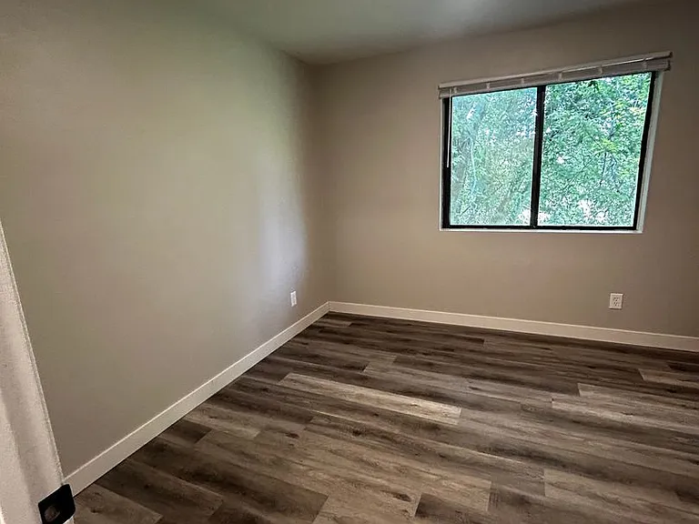 1320 Riverside Dr — Photo 14