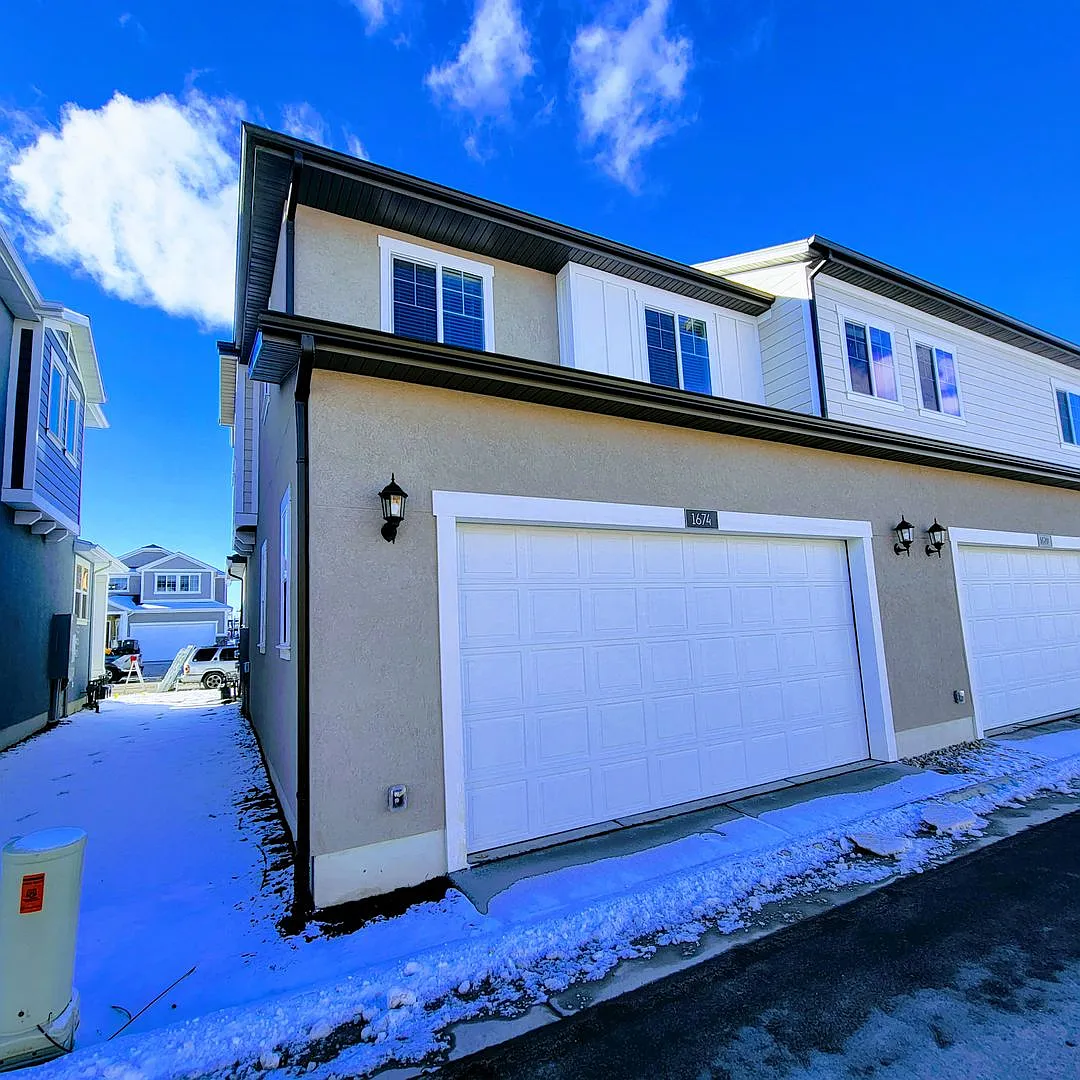 Incredible Ivory Townhome!! — Photo 3