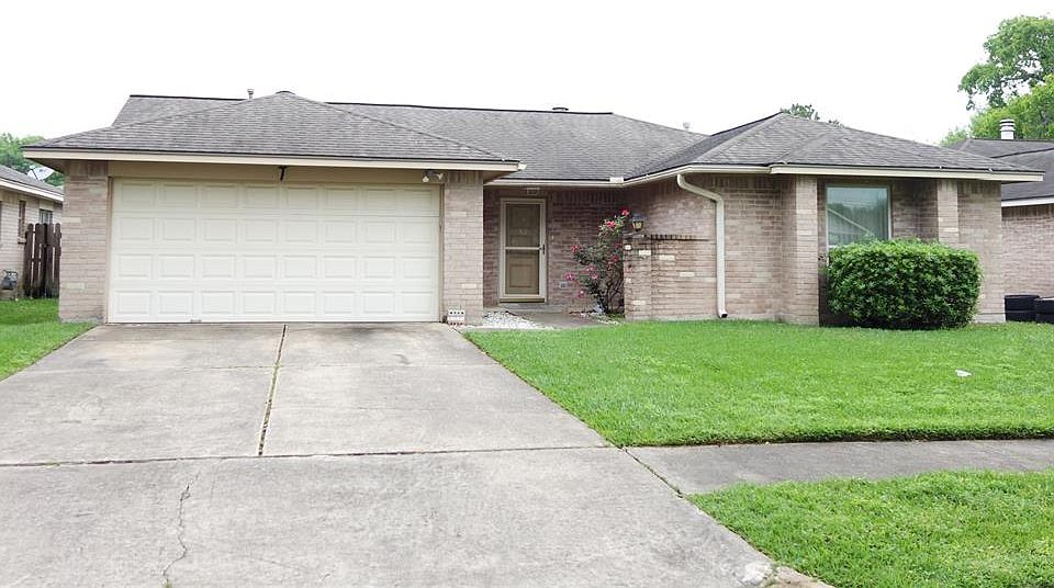 Great curb appeal; well maintained front yard