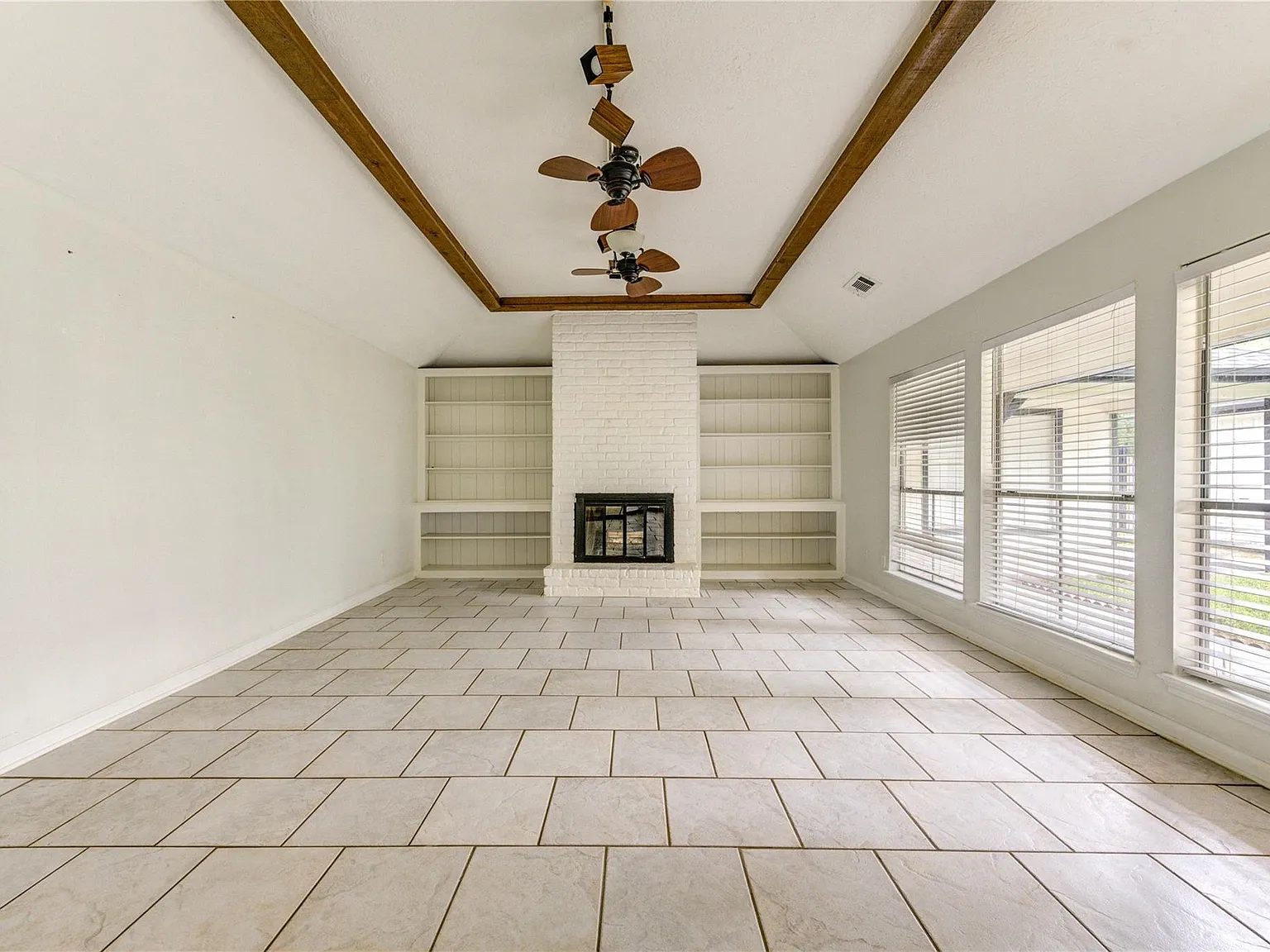 5 bed, 3.0 bath, 2693 sqft, $2,500 — Photo 3