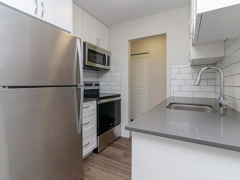 984 McKenzie Ave — Photo 24