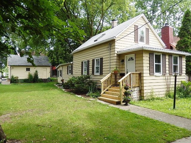 1st image of 204 Broadway St