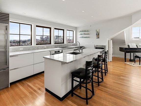 5th image of 342 Bunker Hill St #Penthouse 5a
