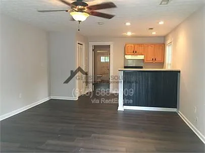 405 Granbury St — Photo 6