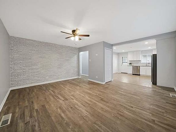 5th image of 1330 Greenbay Ave