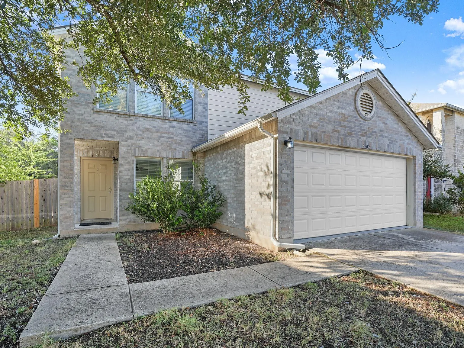 3 bed, 2.5 bath, 1808 sqft, $2,050 — Photo 2