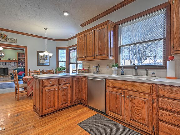 5th image of 4006 Lakewood Dr