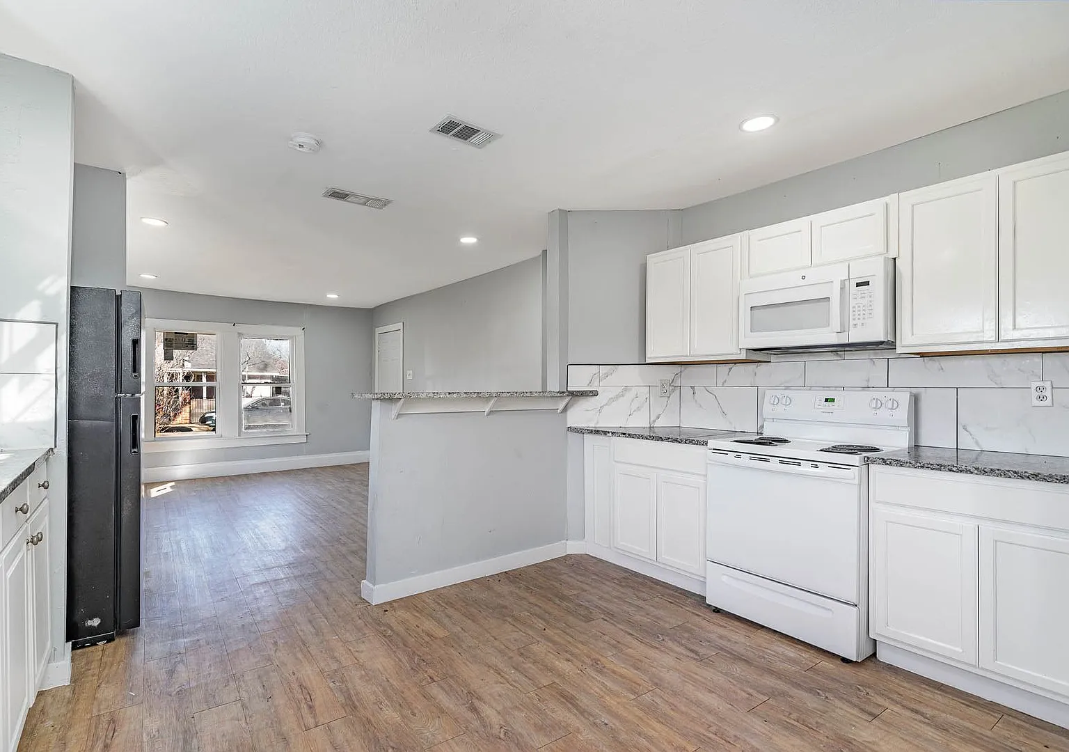 Spacious 4-Bedroom Home in Prime Dallas Location Near Transit, Schools & Downtown Access — Photo 2