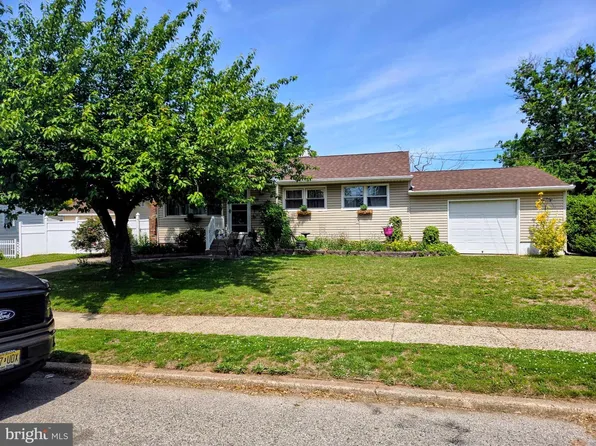 410 Larchmont Dr, Delanco, NJ 08075