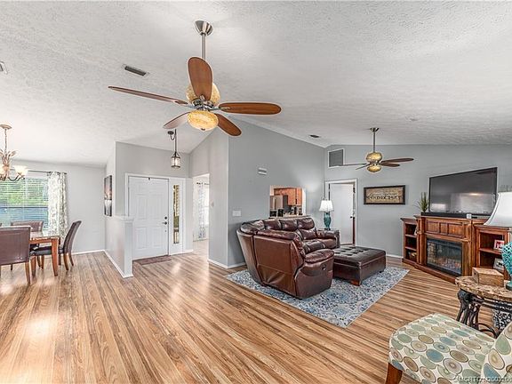 3rd image of 831 SE Sweetbay Ave