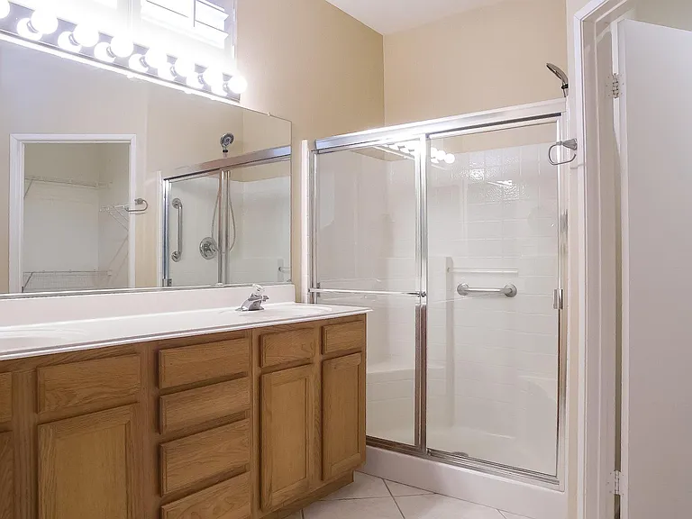 Master bathroom - Dual Sinks - Oversized shower, Walk in closet, private WC