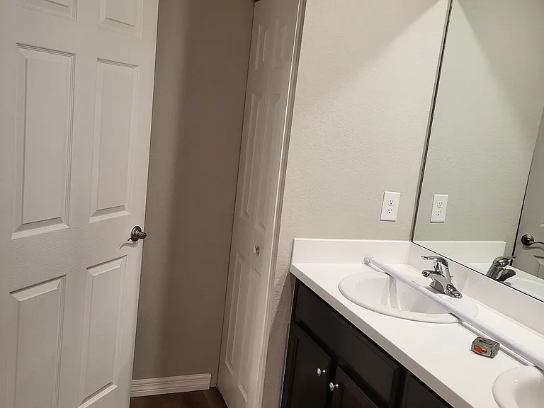 860 Phyllis St — Photo 7