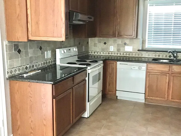 14434 Summer Garden Dr — Photo 6