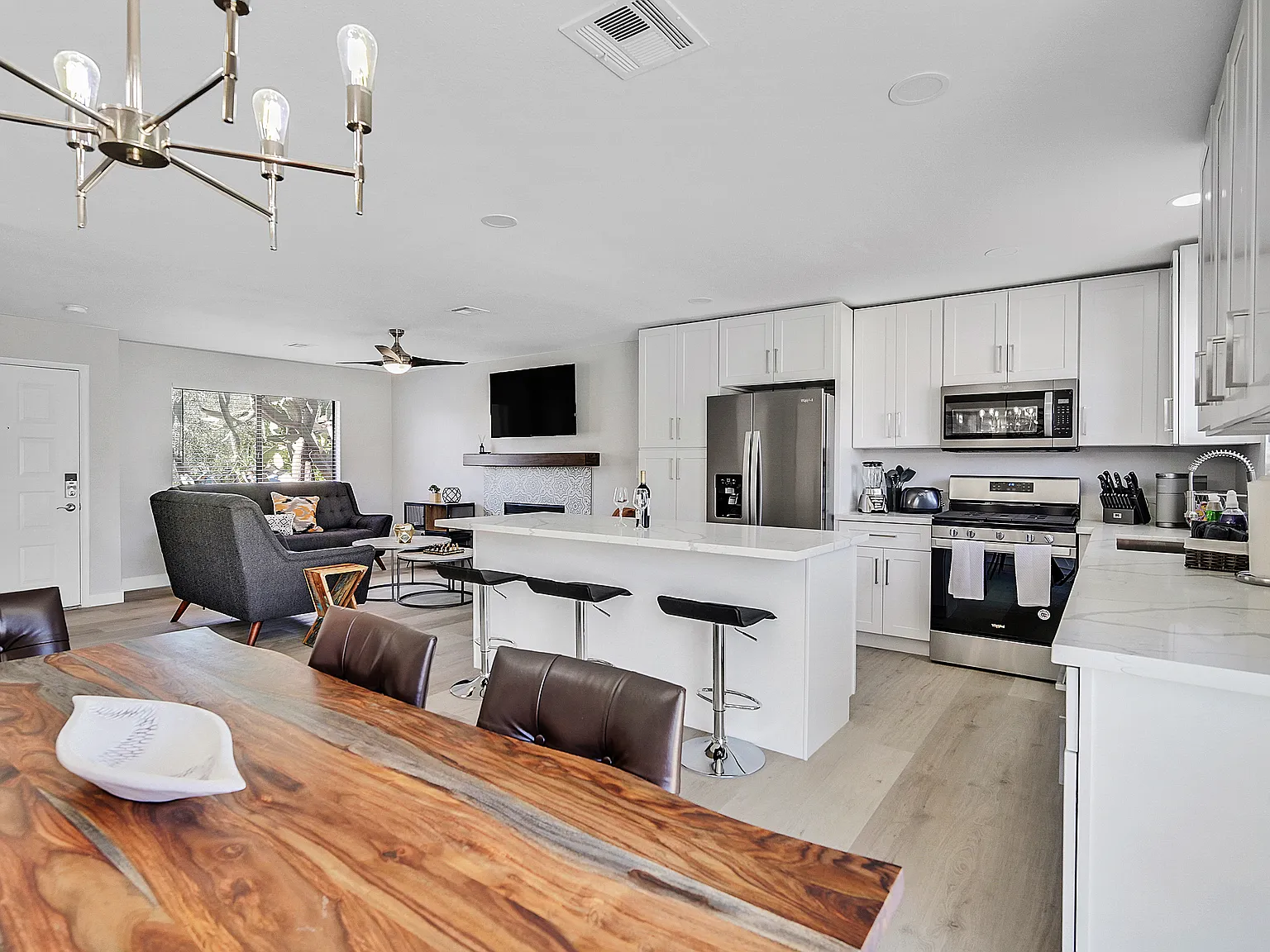 3 bed, 1224 sqft, $2,999 — Photo 2