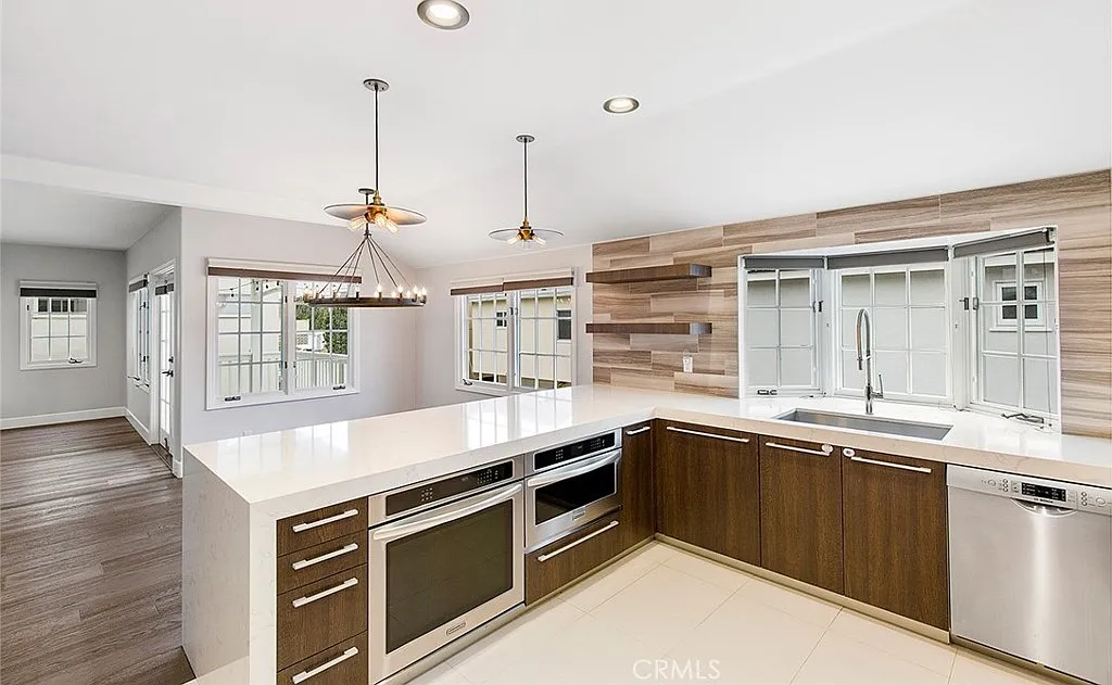 3 bed, 2.5 bath, 1964 sqft, $9,250 — Photo 3