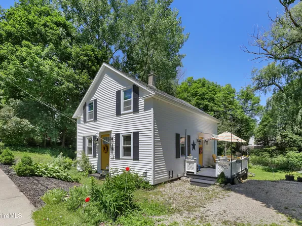 52 Goodrich St, Hinsdale, MA 01235