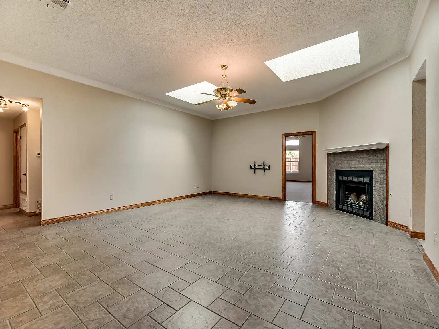 4 bed, 2088 sqft, $2,600 — Photo 4