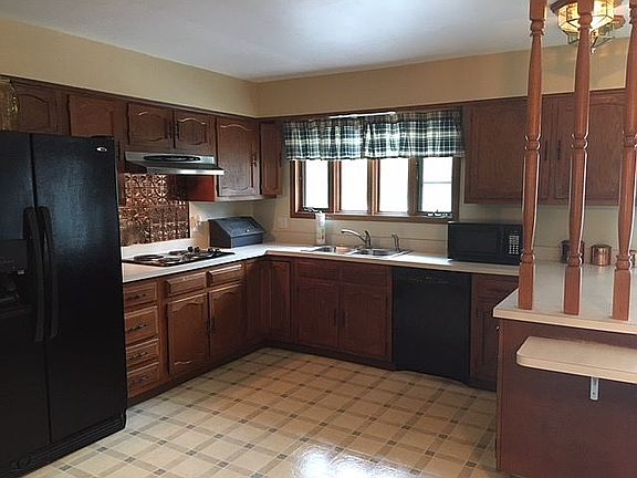 custom eat-in kitchen 