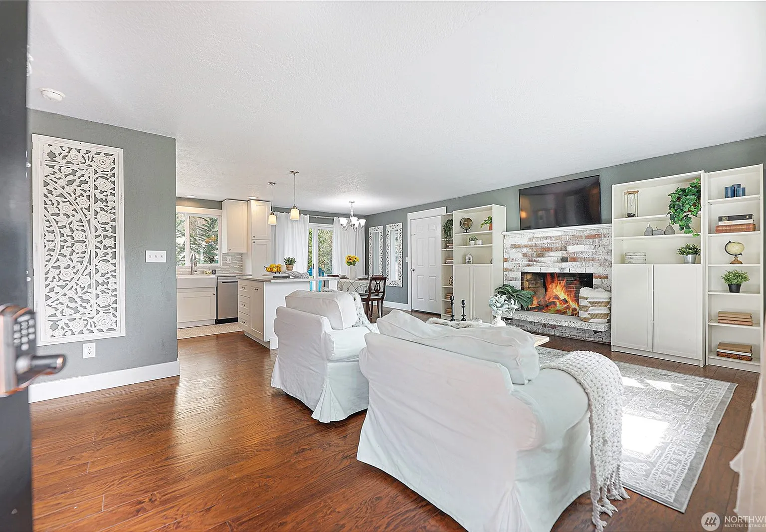 3 bed, 1024 sqft, $3,275 — Photo 2