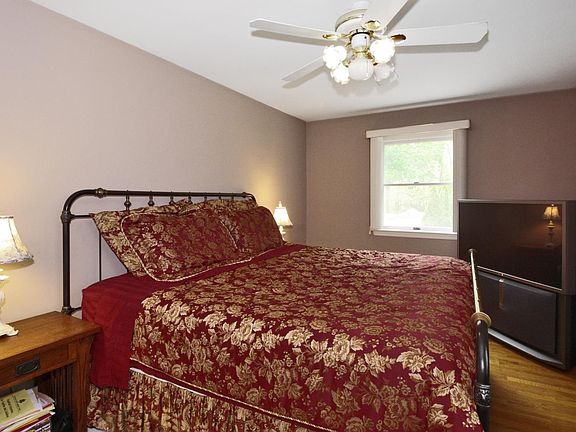 Large 1st fl guest bedroom.