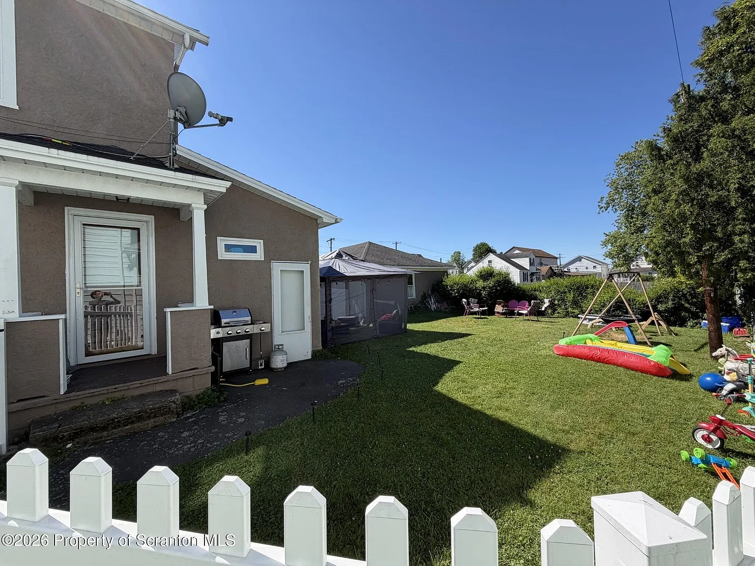 3 bed, 1.0 bath, 1350 sqft, $1,450 — Photo 2