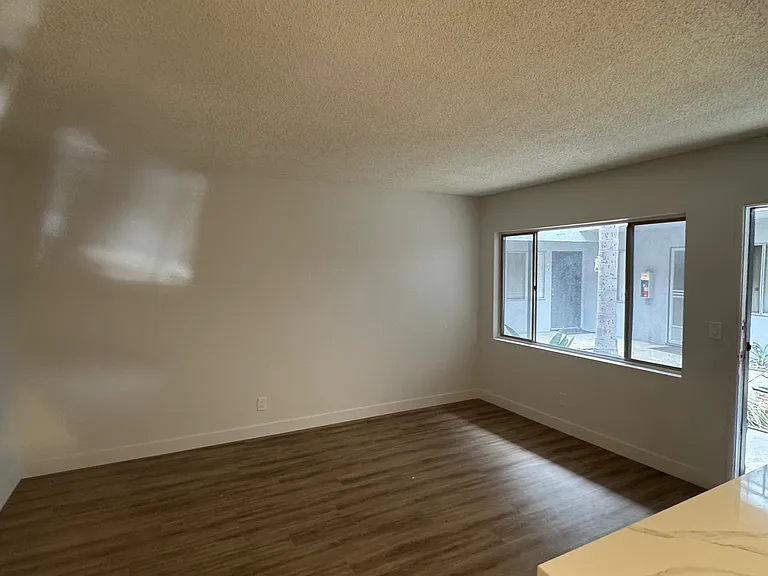 Chateau Apartments — Photo 5