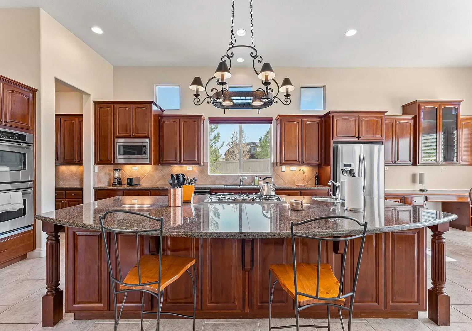 Luxurious Fully Furnished Single Level Home — Photo 3