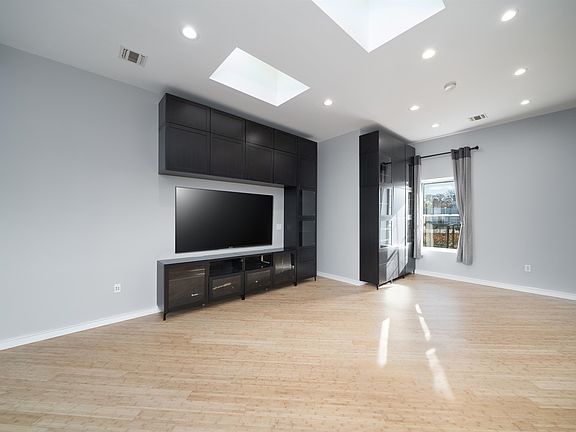 4th image of 324 Baldwin Ave