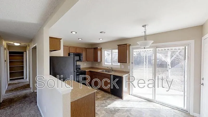 3 bed, 1.0 bath, 1248 sqft, $1,825 — Photo 2