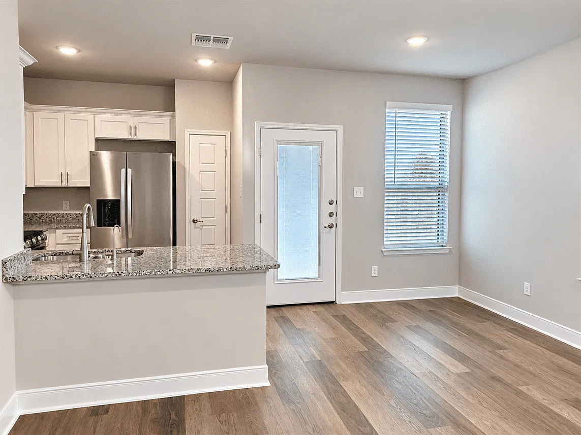 3 bed, 2.5 bath, 1263 sqft, $1,495 — Photo 3
