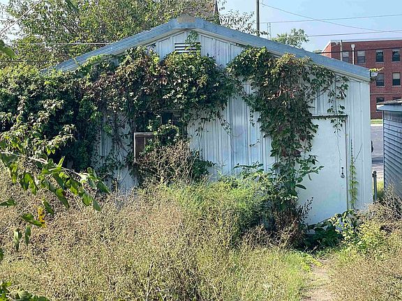 4th image of 1110 Oak St