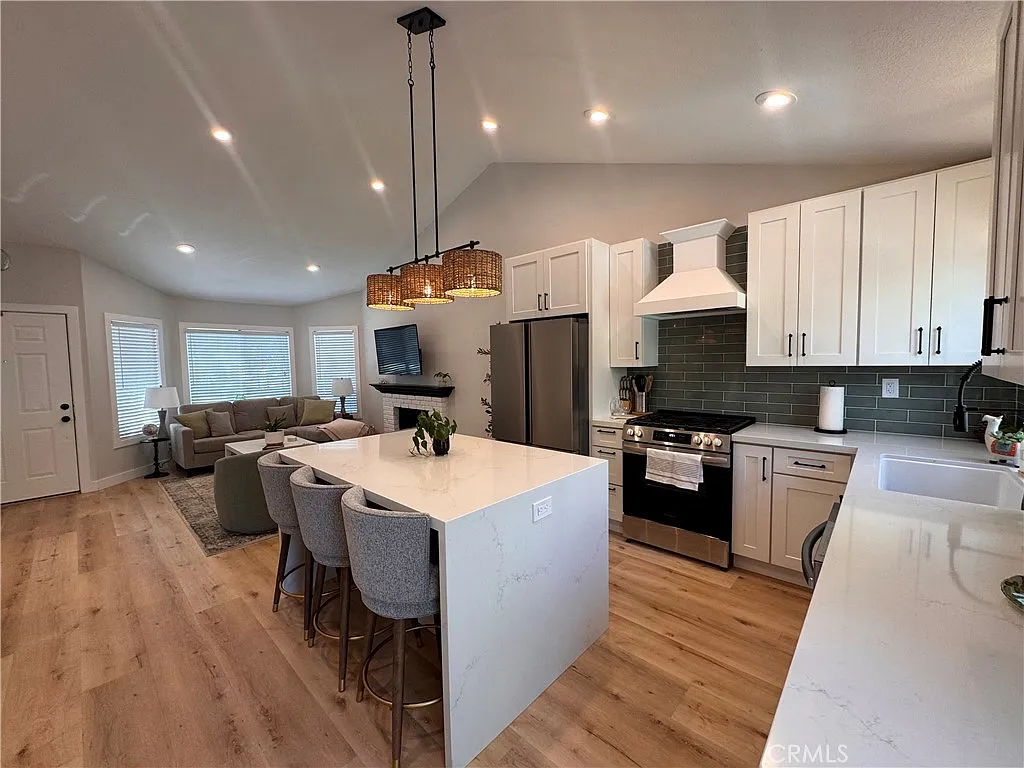 2 bed, 822 sqft, $5,500 — Photo 2