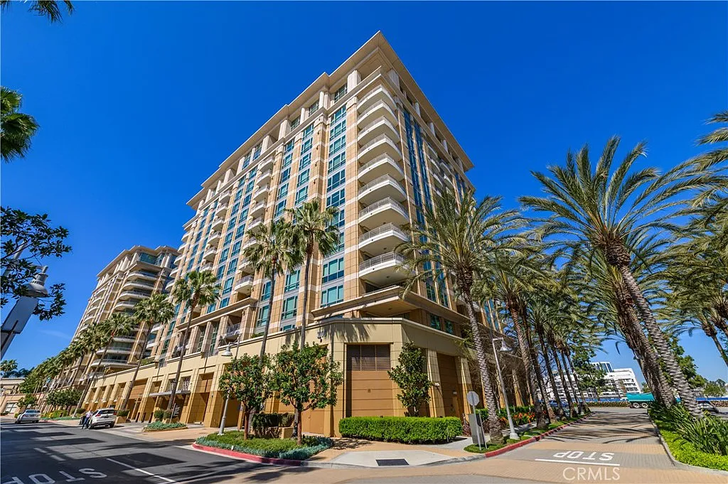 2 bed, 2.5 bath, 2377 sqft, $7,800 — Photo 4