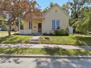 615 8th St, Charleston, IL 61920