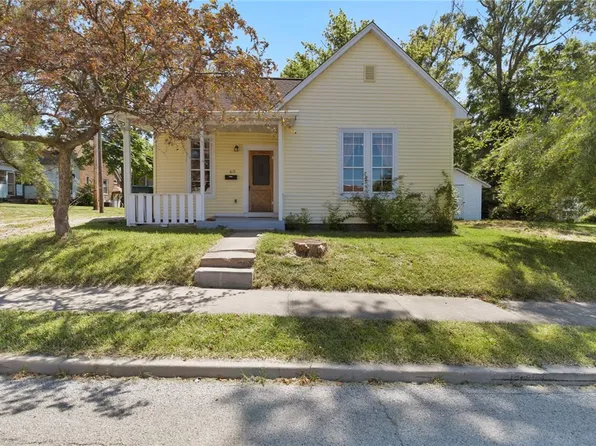 615 8th St, Charleston, IL 61920