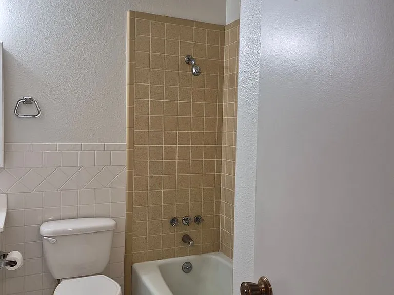 925 Country Club Dr SE #C — Photo 9