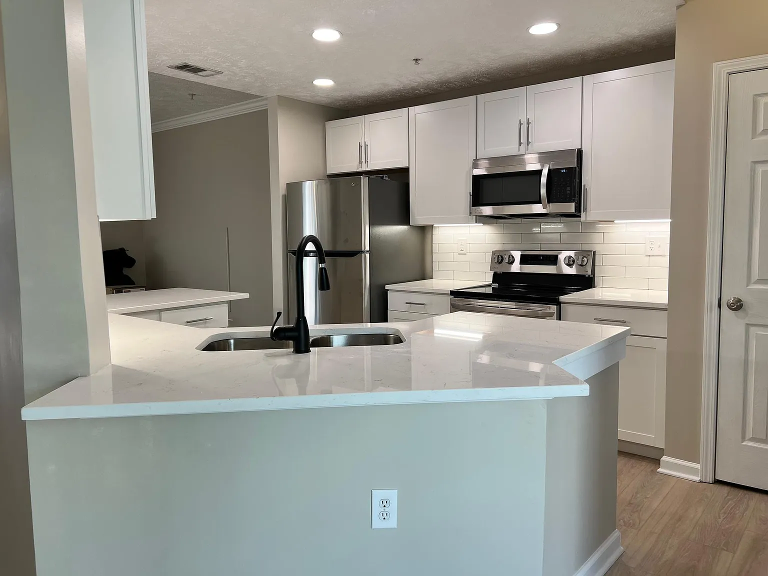 2 bed, 2.5 bath, 1228 sqft, $1,700 — Photo 2