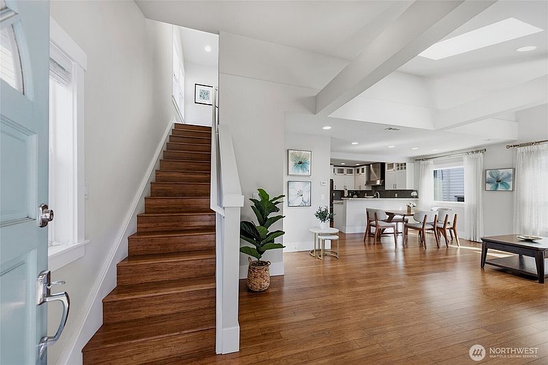 4th image of 7526 Roosevelt Way NE