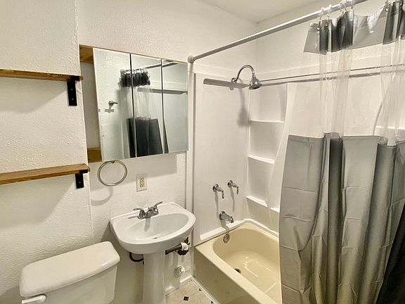4th image of 615 Clovis Pl APT 4