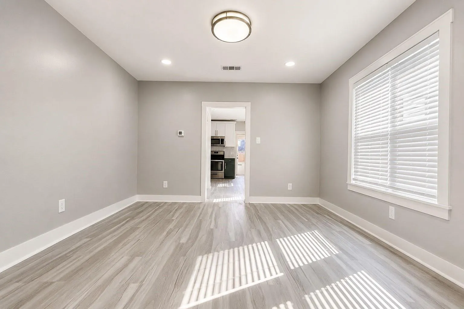 3 bed, 2.0 bath, 1394 sqft, $2,400 — Photo 4