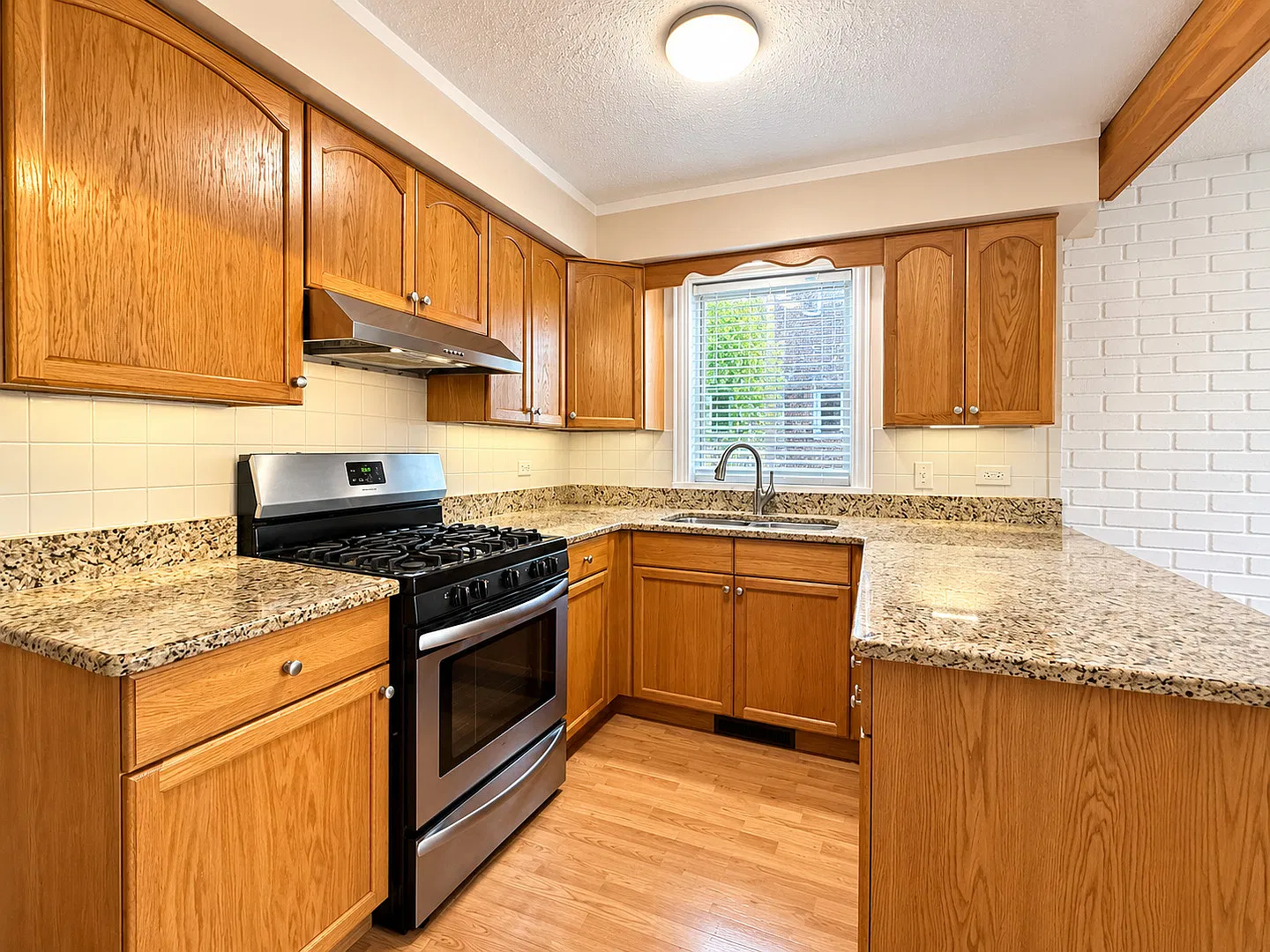 3 bed, 1200 sqft, $2,200 — Photo 3