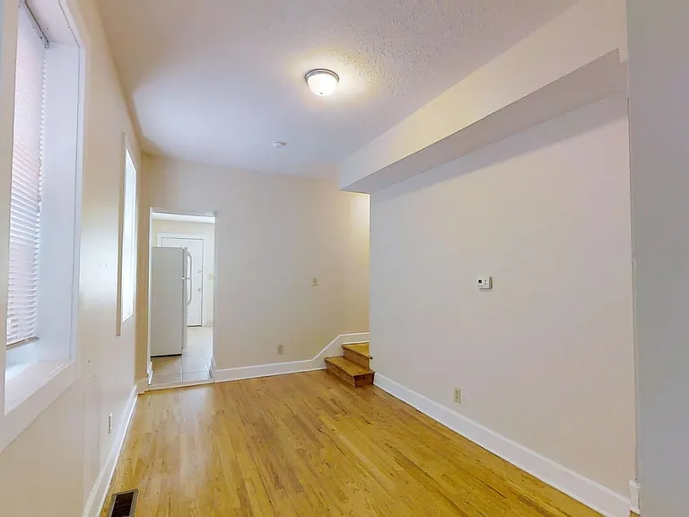 1379 Indianola Ave — Photo 2