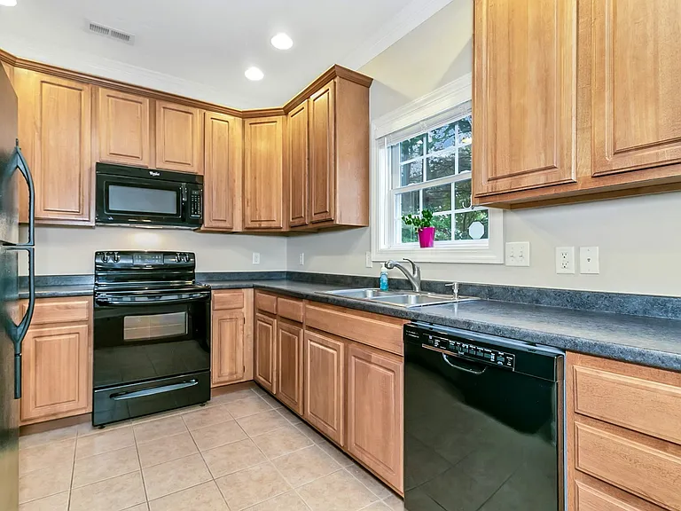 857 W Pointe Dr — Photo 11