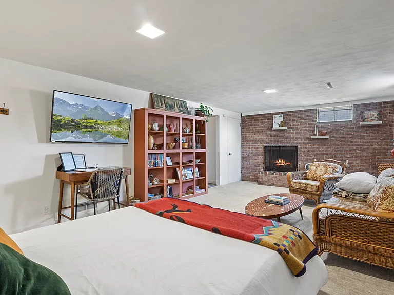 2215 E San Miguel St — Photo 10