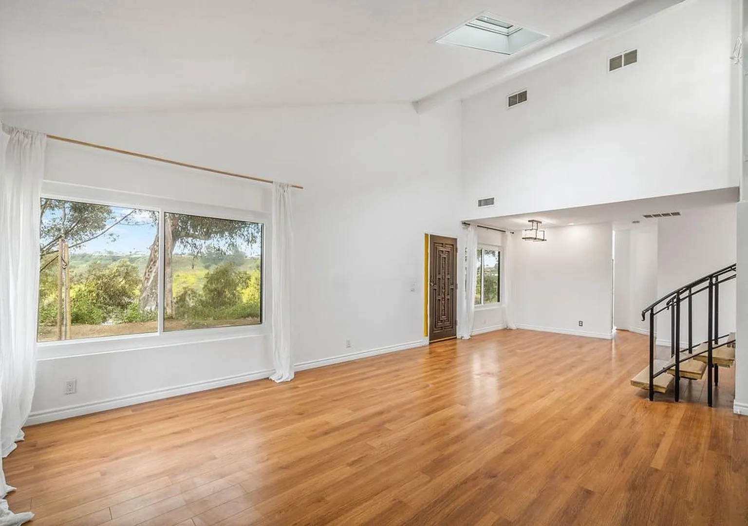 Coming Soon La Jolla UTC Renovated 3 bd /2 ba Townhome with Garage, Private Patio, + more! — Photo 2