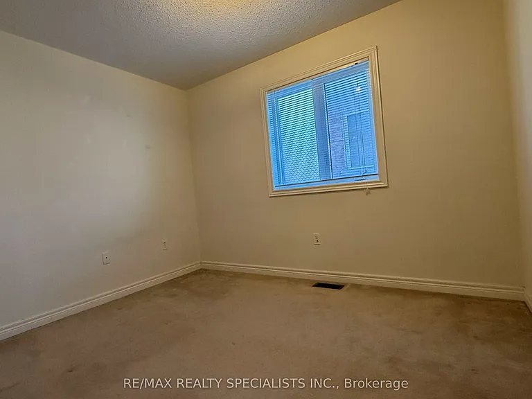 3273 Stoney Cres — Photo 12