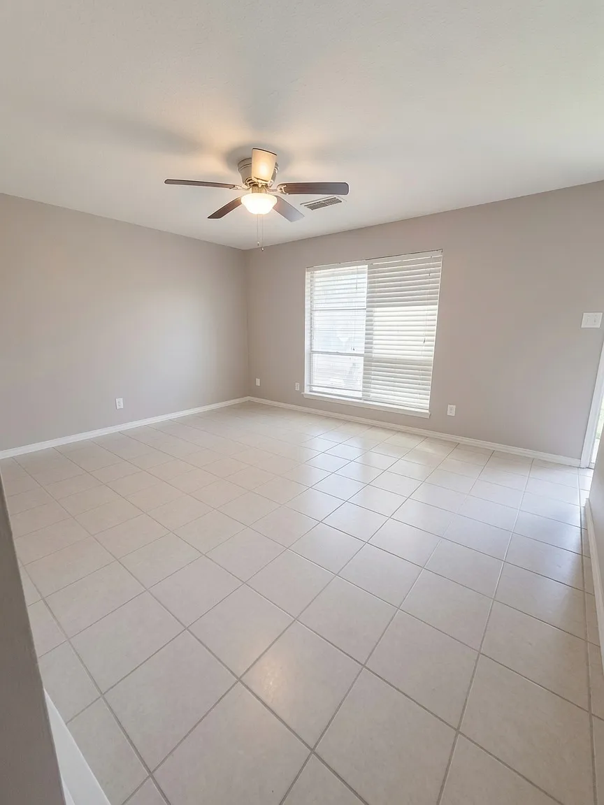 4 bed, 1400 sqft, $2,100 — Photo 2
