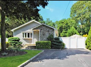 465 Wellwood Dr, Shirley, NY 11967