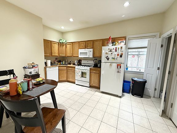 4th image of 36 Hawthorne St #1