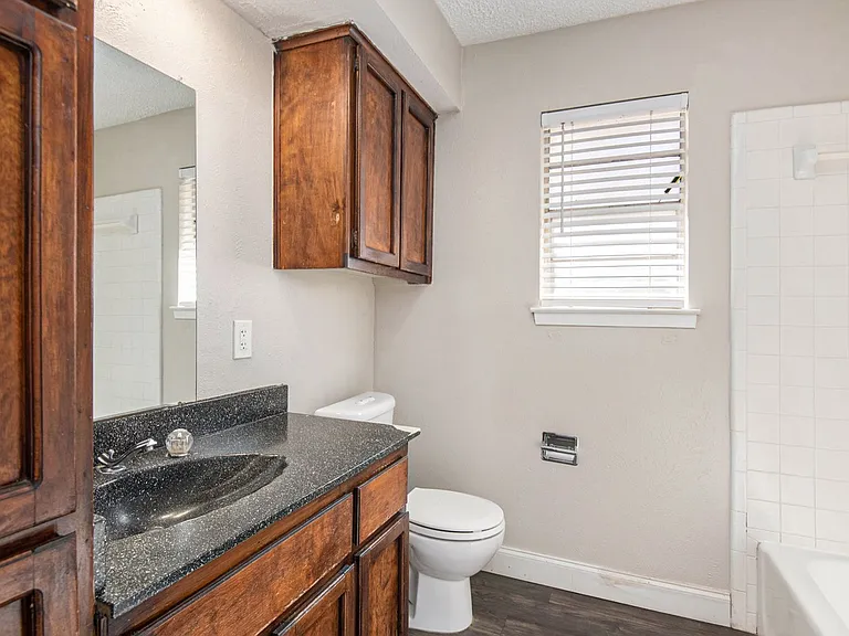 6915 W Cleburne Rd — Photo 20